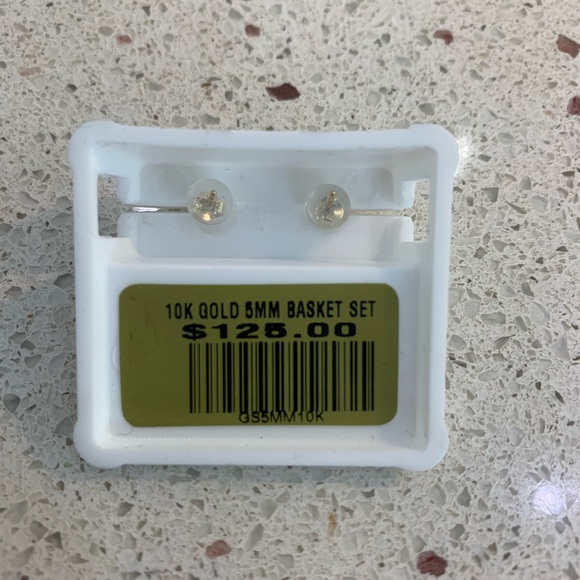 10k gold 5mm push back cz Earring round cut - Picture 2 of 2